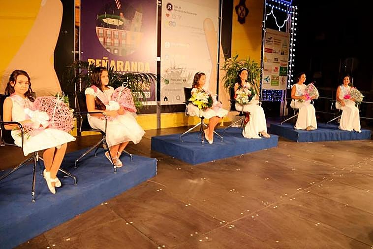 Imagen del último acto de proclamación de las reinas y damas.