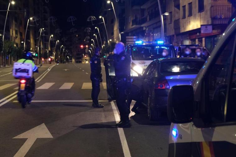 Patrullas de la Policia Nacional durante el toque de queda.