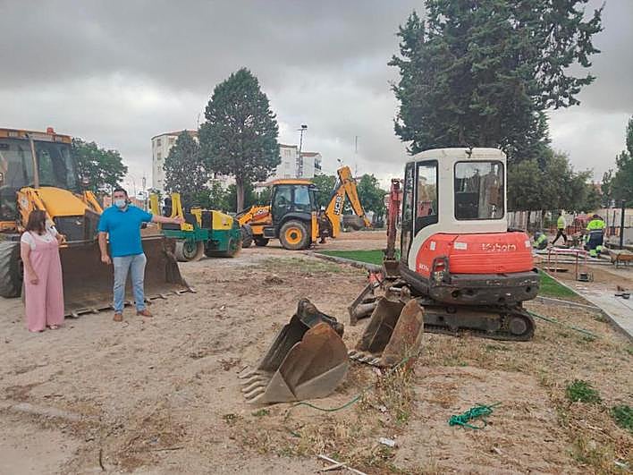 La alcaldesa, Carmen Ávila, y el edil Antonio Poveda, en La Huerta.