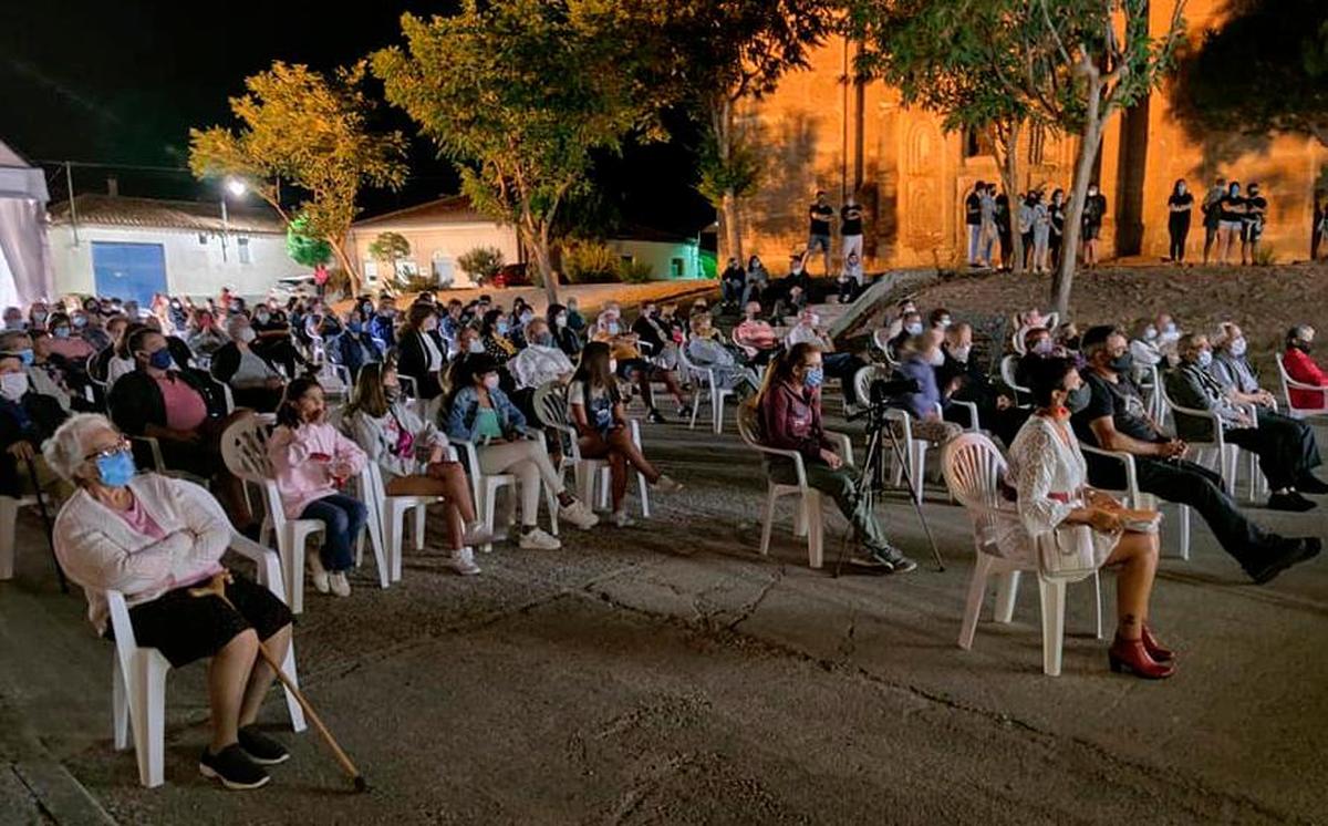 Público sentado y con mascarilla durante una actuación en un pueblo de la provincia.