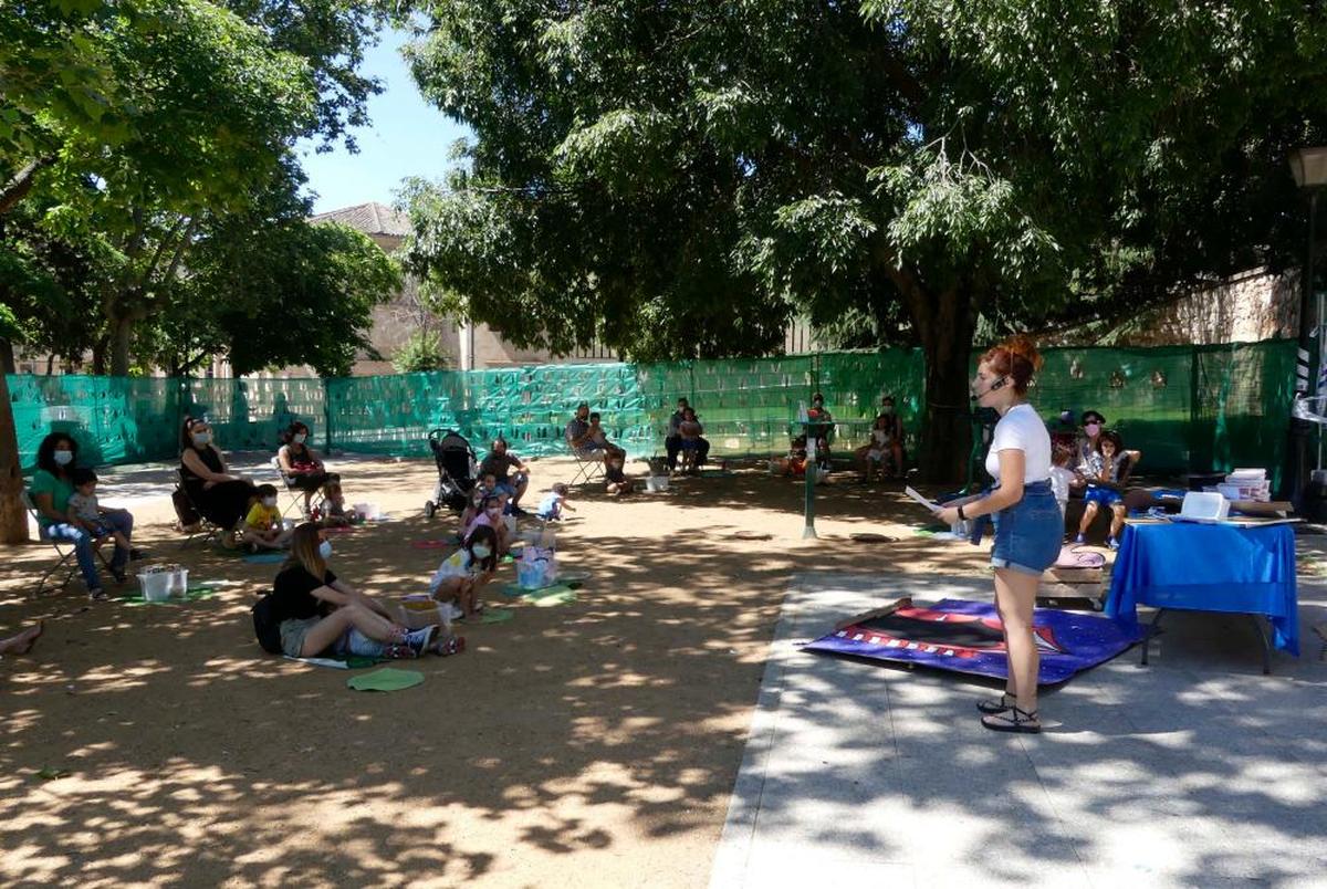 Niños y padres atienden al cuentacuentos en el Campo de San Francisco.