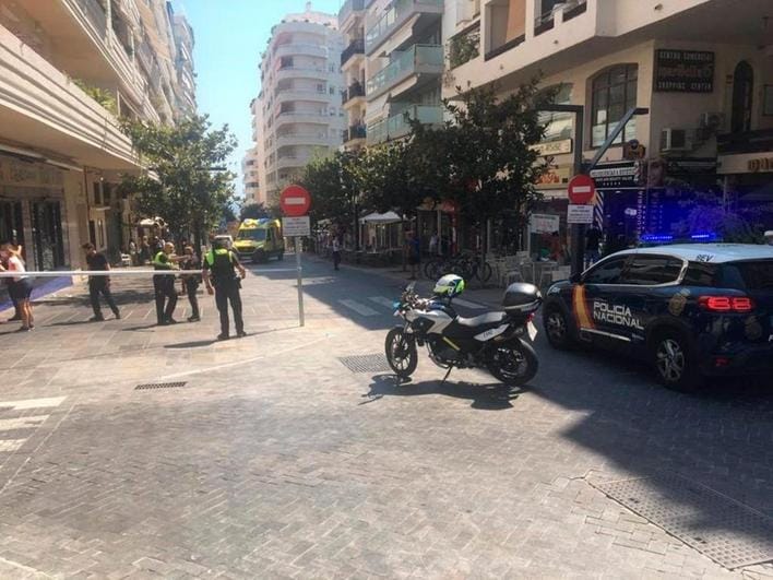 Once heridos trasladados al hospital al arrollar un coche una terraza de un bar en Marbella