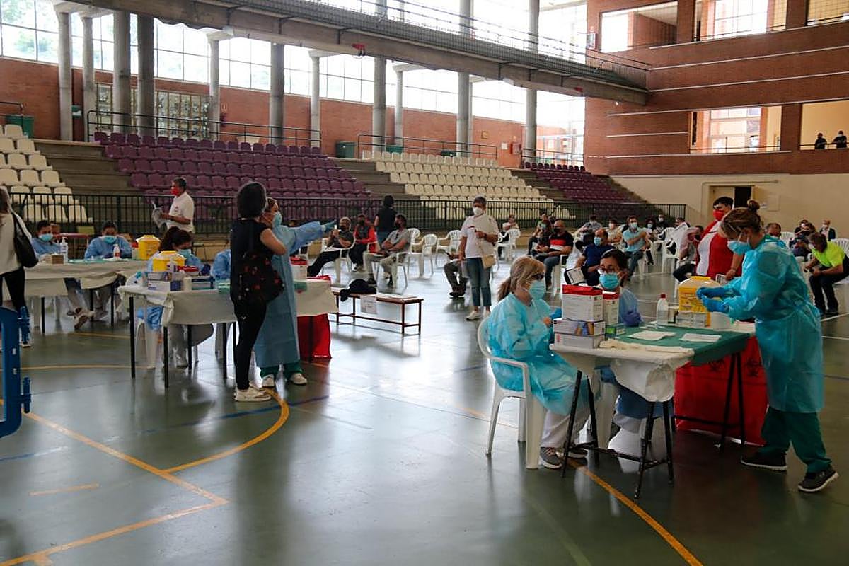 Una de las jornadas de vacunación covid en el pabellón polideportivo cubierto de Peñaranda