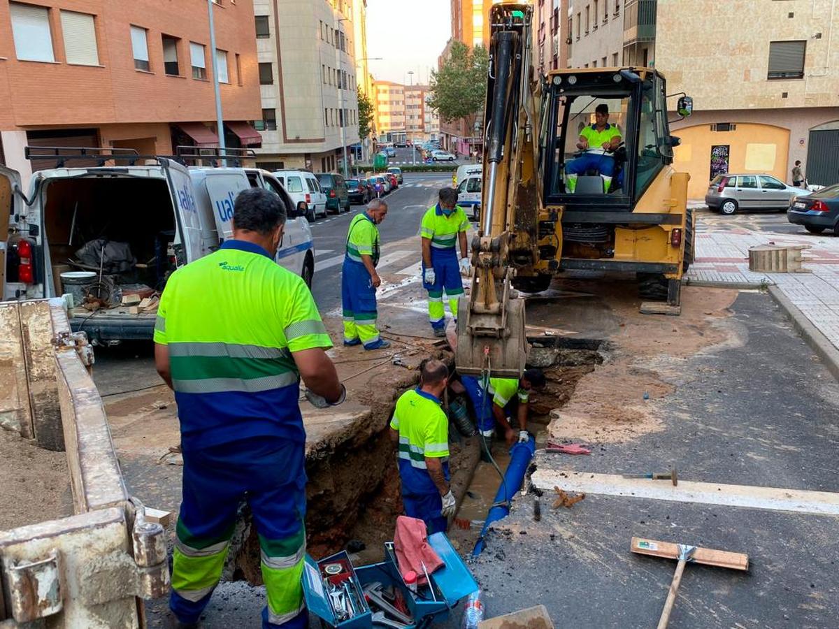 Operarios reparando la avería del paseo de los Nogales.