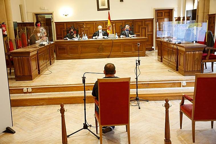 El acusado ante el tribunal de la Audiencia Provincial.