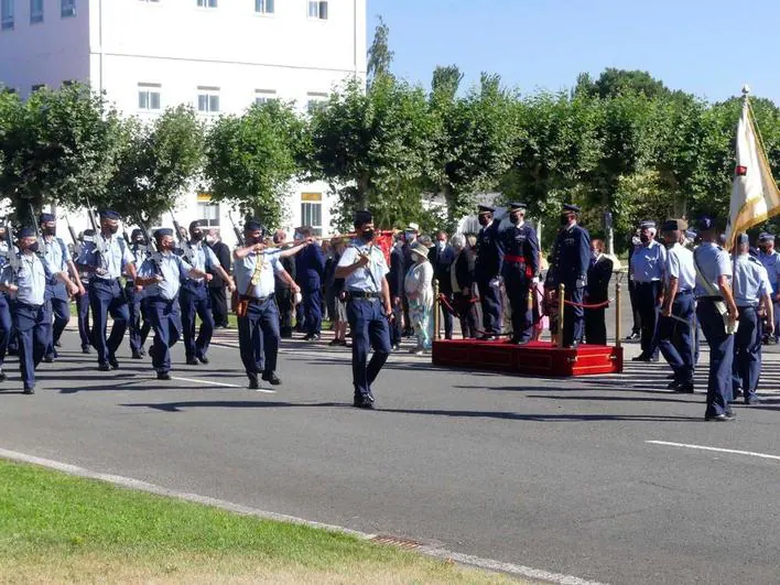 Desfile militar, ayer en la Base Aérea de Matacán por la toma de posesión del nuevo jefe.