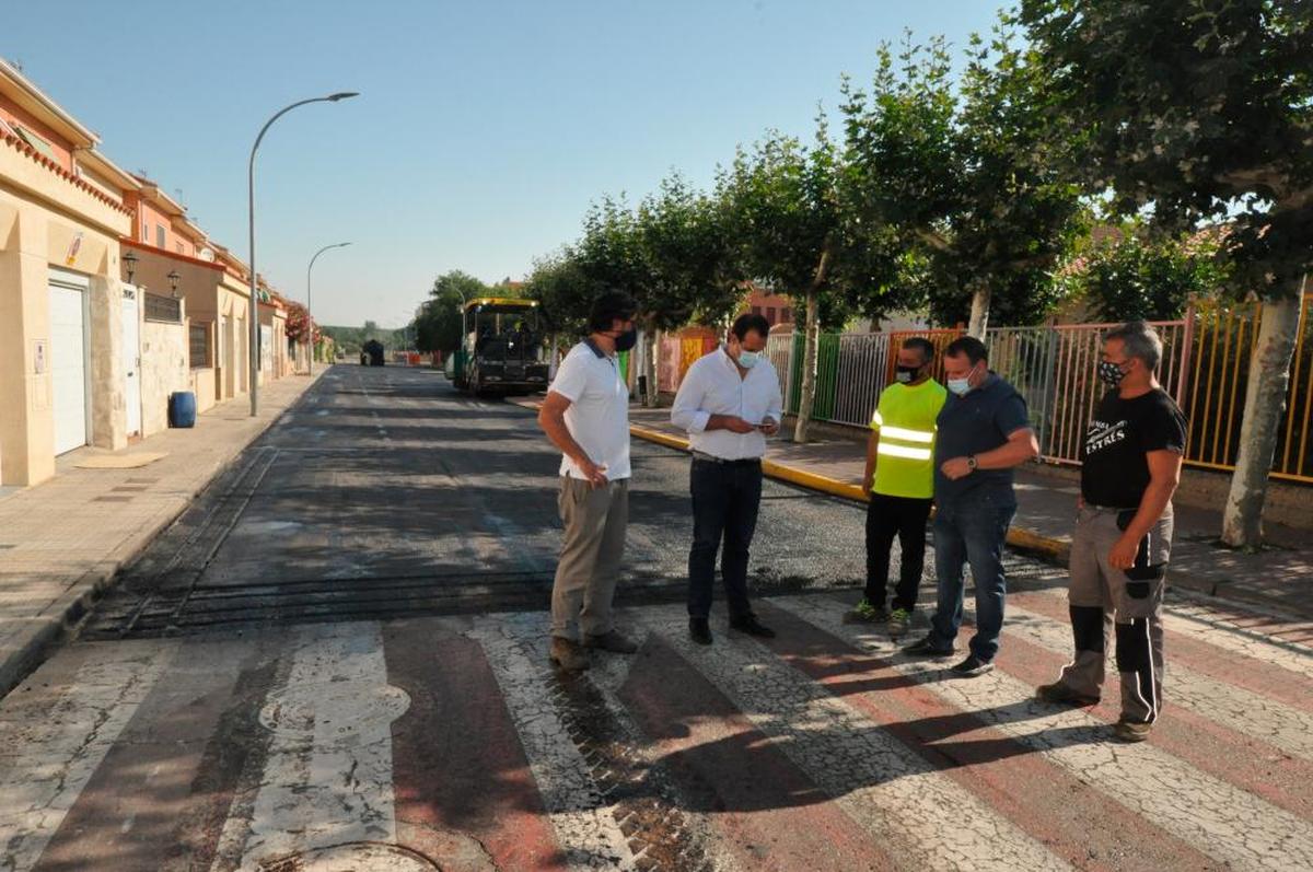 David Mingo, alcalde de Santa Marta, durante la visita a las obras.