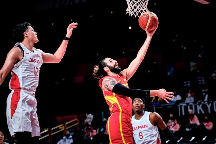 Ricky Rubio en una entrada a canasta.