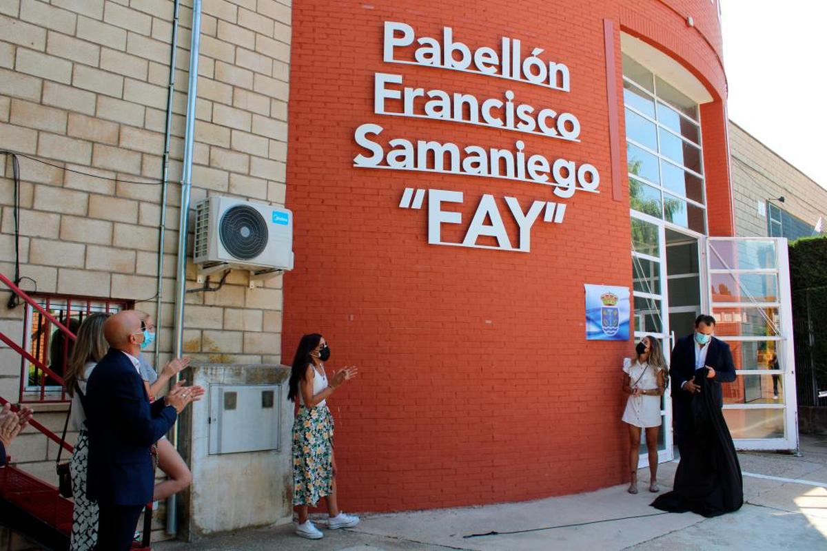 El alcalde, David Mingo, descubrió el nombre del pabellón junto a las hijas de Francisco Samaniego “Fay”.