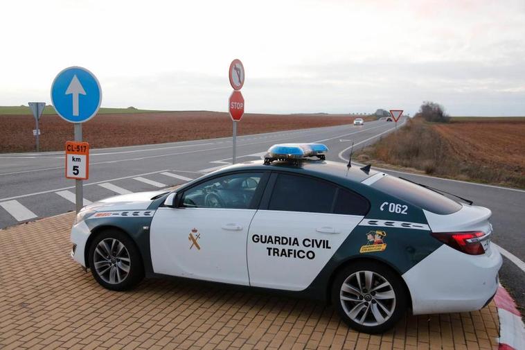 La Guardia Civil vigilando una carretera de la provincia.