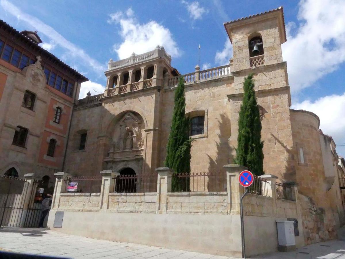 Fachada de San Millán cuya balaustrada está protegida con una malla para evitar desprendimientos. I ARCHIVO