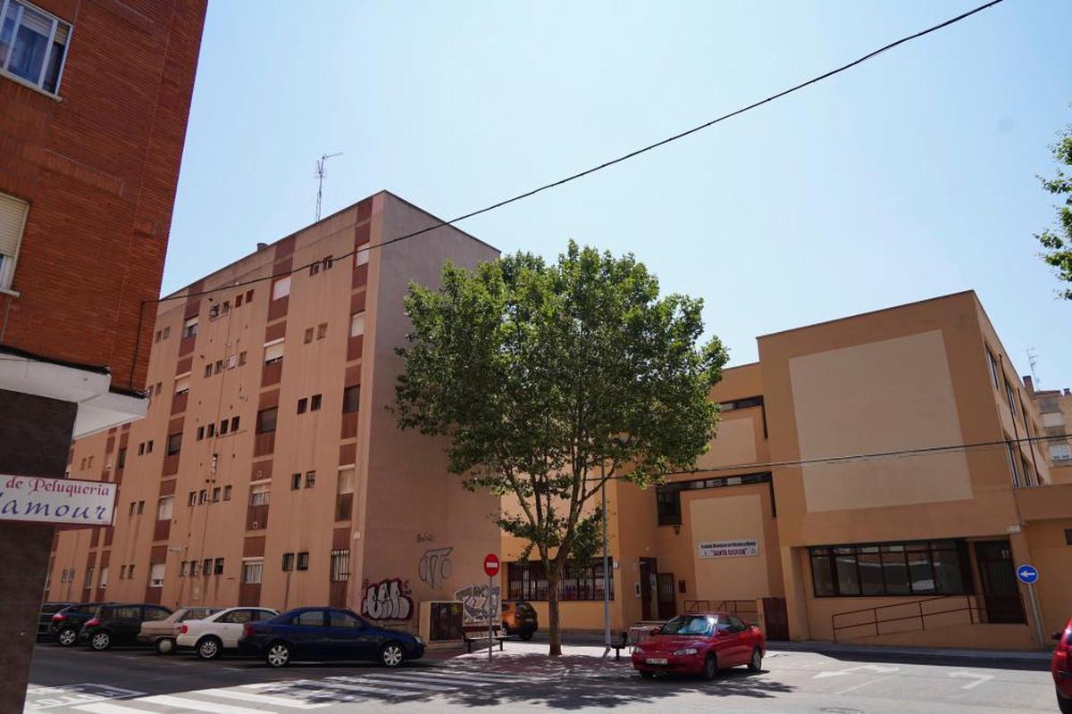 Un bloque de viviendas junto a la Escuela de Música Santa Cecilia, en Garrido Norte.