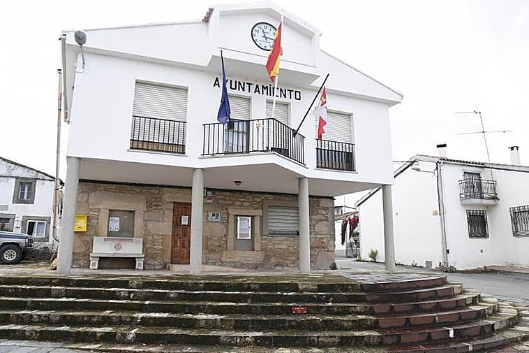 Fachada del Ayuntamiento de Trabanca, en la comarca de Las Arribes.