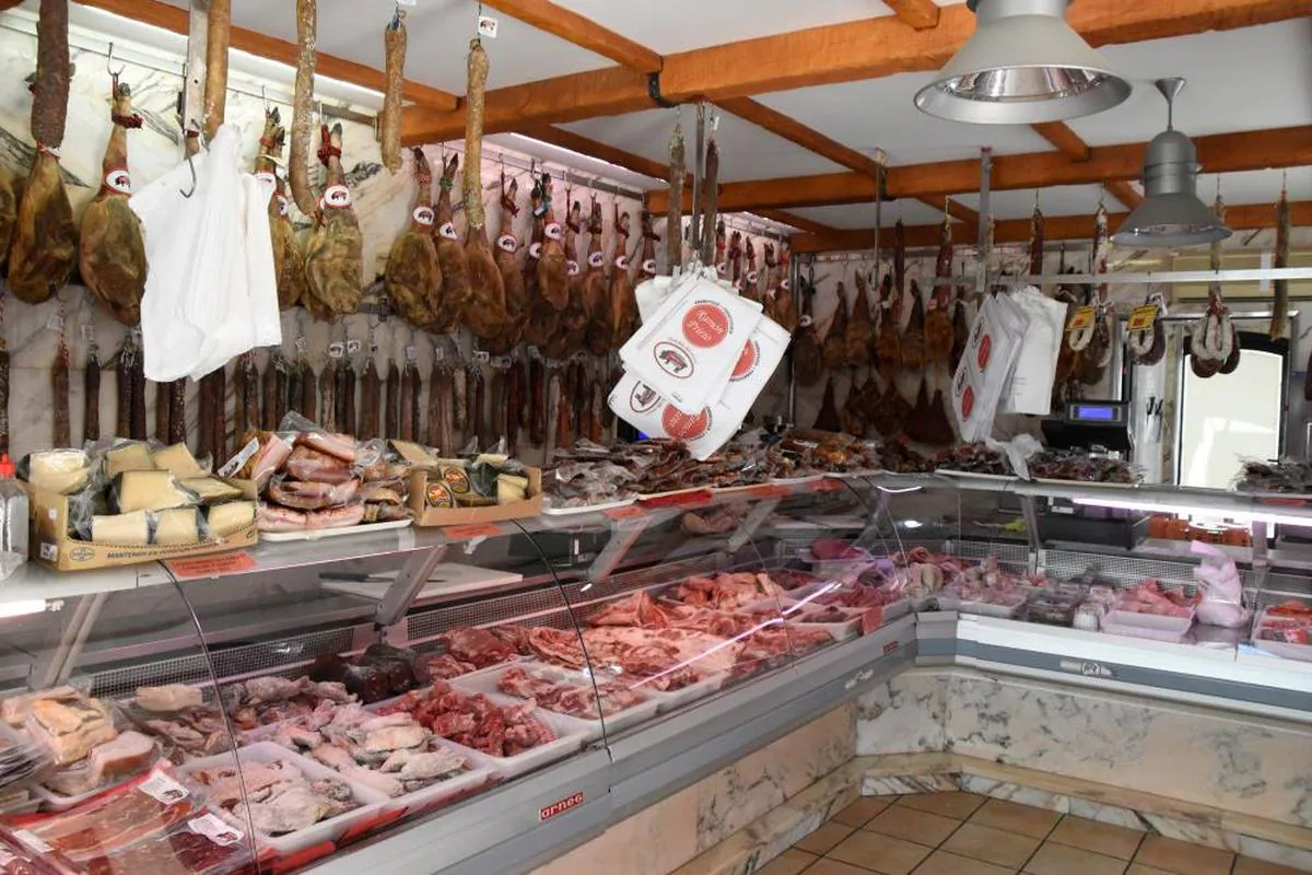 Carnes y embutidos de la mejor calidad llenan la tienda de Ramón Prieto. | CASAMAR