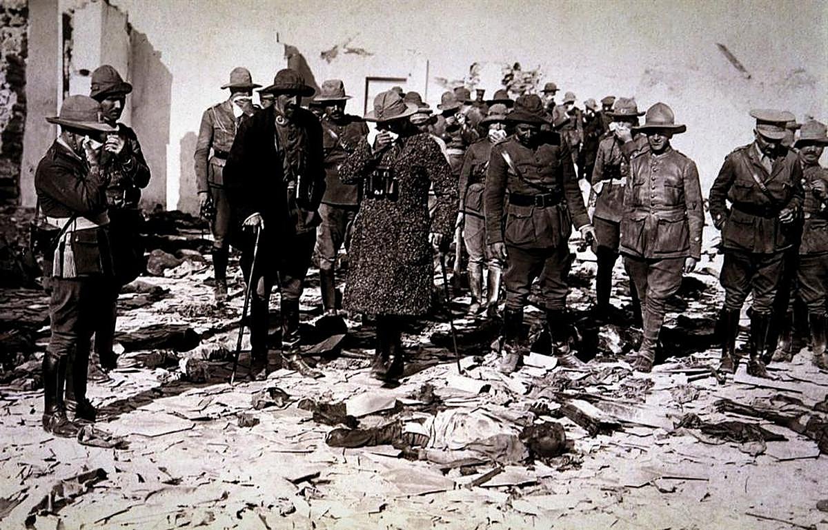 Los generales Berenguer y Cavalcanti, horrorizados ante los restos que encontraron en la enfermería de la posición cuando la retomaron tres meses después.