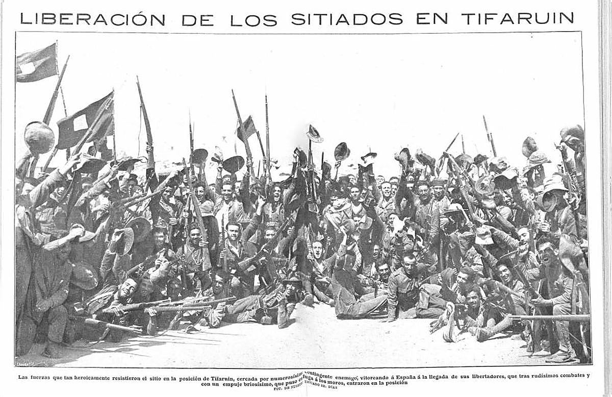 Como reza el pie de foto de Mundo Gráfico, así de felices posaban las fuerzas que defendieron Tifaruin al terminar el asedio.