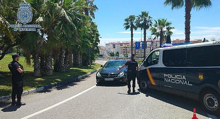Los ocupantes del coche abrieron las puertas tras el choque y llegaron a salir del mismo con la intención de echar a correr.