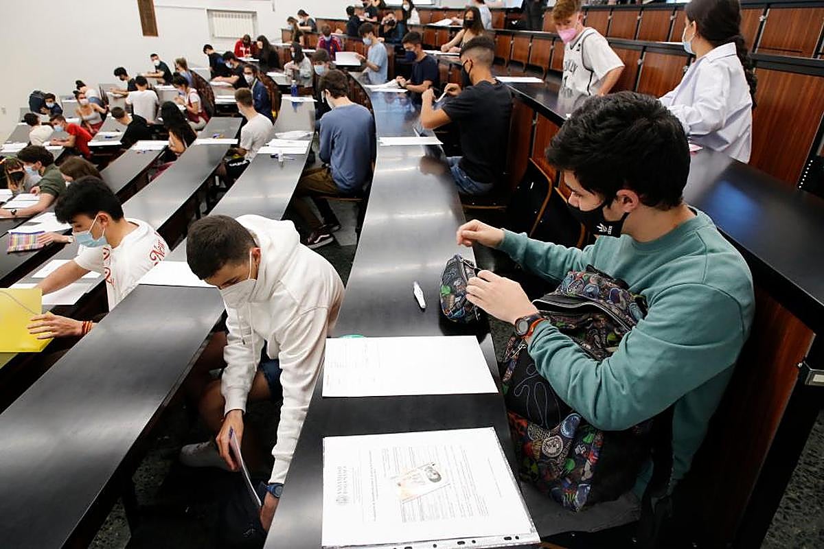 Estudiantes en la prueba de acceso a la universidad.