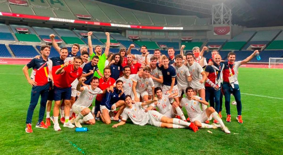 Los jugadores de la selección celebran la victoria.