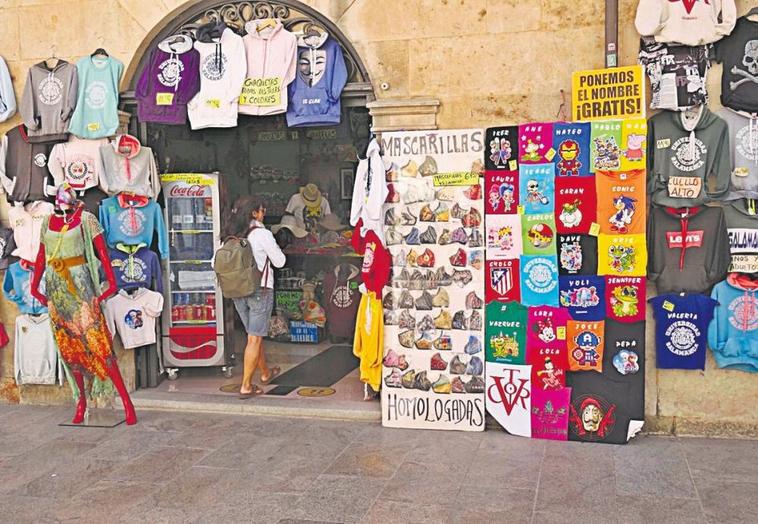 El escaparate de una de las tiendas de recuerdos de la Rúa Mayor.