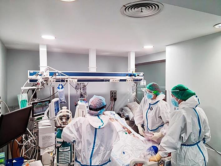 Un paciente enfermo de covid en la UCI del Hospital de Salamanca.