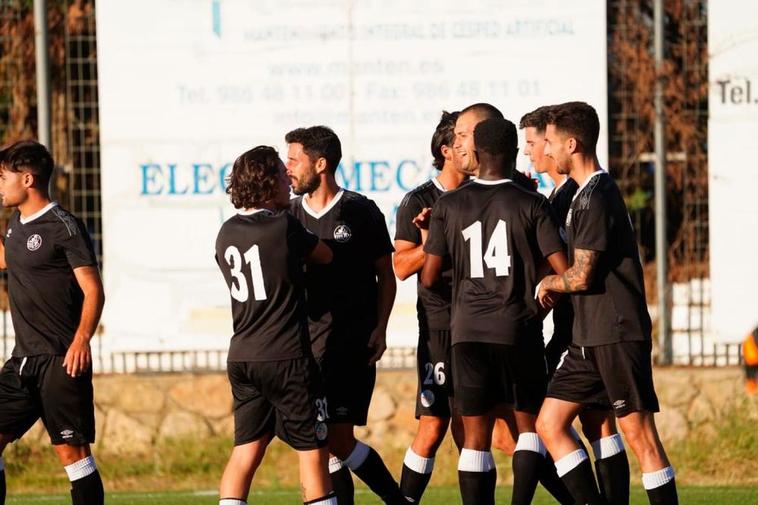 Los jugadores del Salamanca celebran el gol de Kristian.