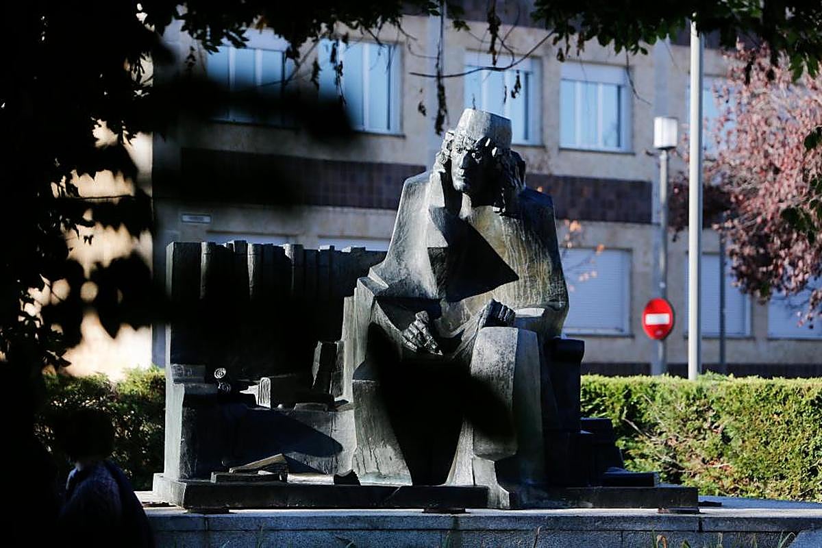 Escultura que recuerda a Antonio de Nebrija en la zona histórica de Salamanca.