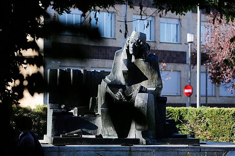 Escultura que recuerda a Antonio de Nebrija en la zona histórica de Salamanca.