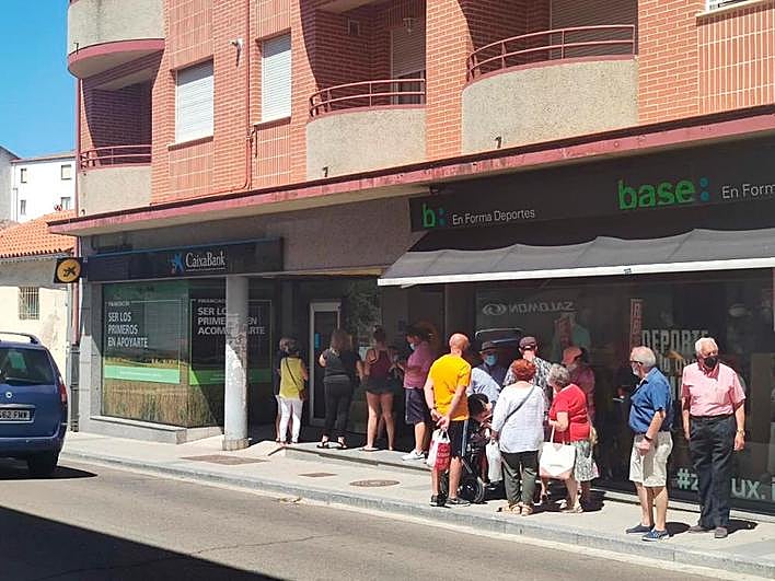 Colas a la puerta de una sucursal bancaria con cajero automático en Peñaranda.