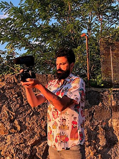 Imagen del videógrafo zamorano afincado en Béjar Juan Rodríguez Velasco, trabajando con su cámara.