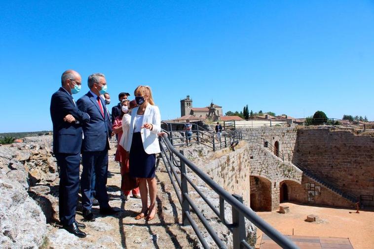 Las autoridades visitando el resultado del acondicionamiento de la Fortaleza