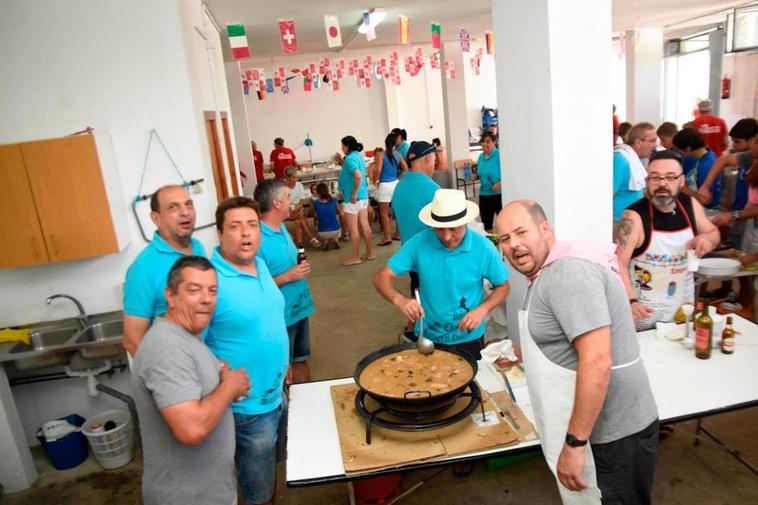 Peñas y vecinos de Saelices en una comida popular en 2019.