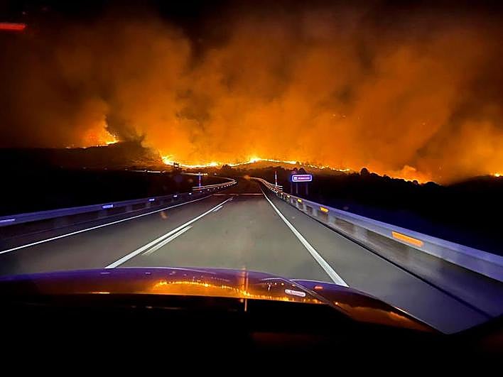 Aspecto que presentaba anoche el incendio de El Tiemblo