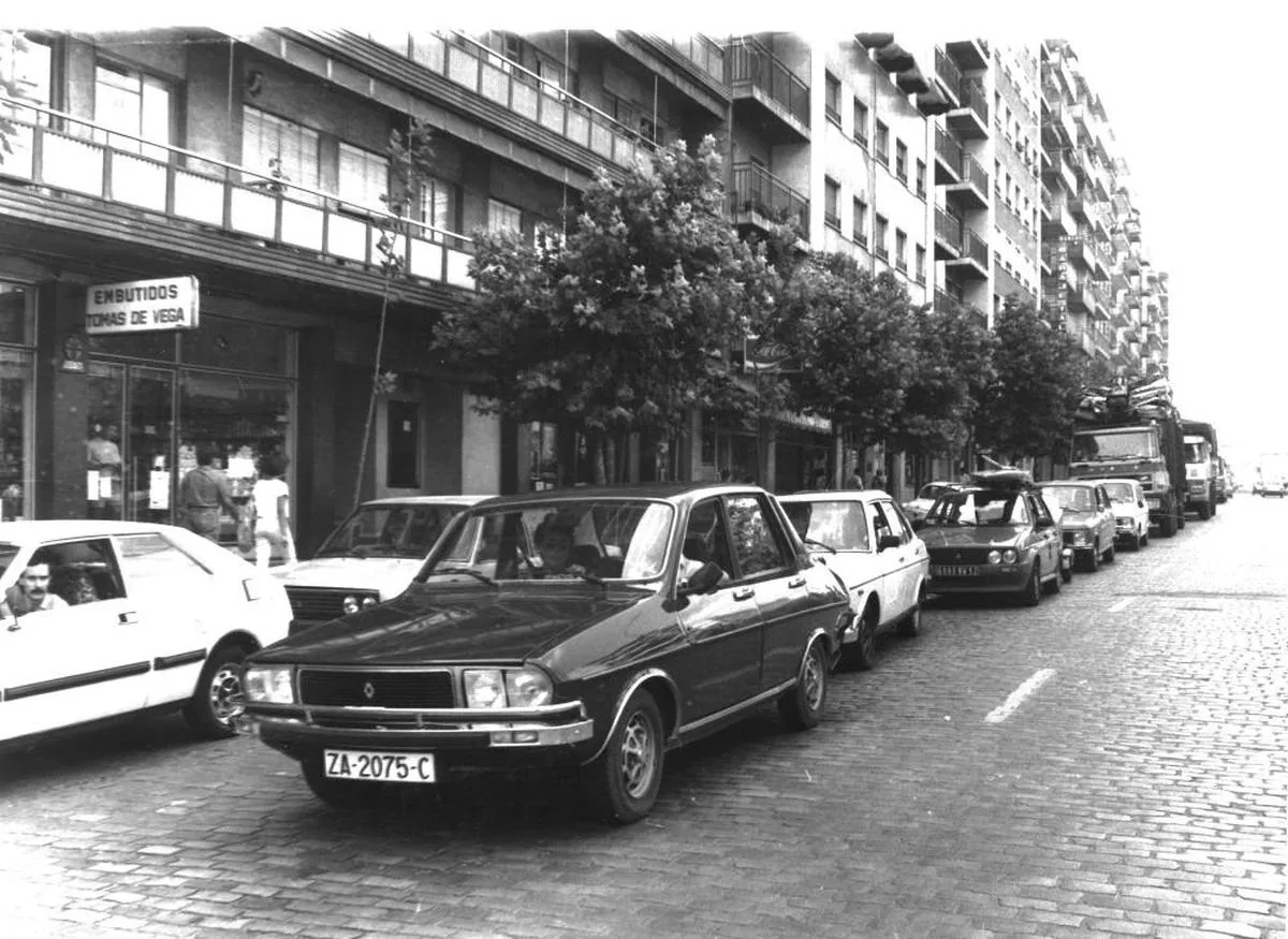 Tráfico en la avenida Torres Villarroel en verano a finales de los años 80.