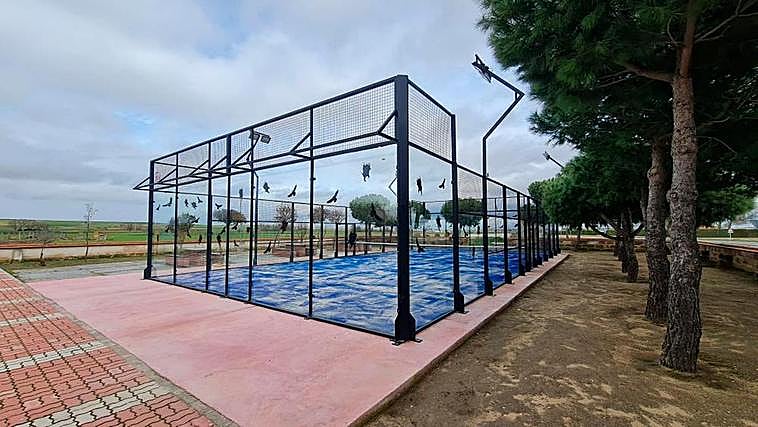 Pista de pádel en una localidad de la comarca de Peñaranda con las pegatinas de pájaros.