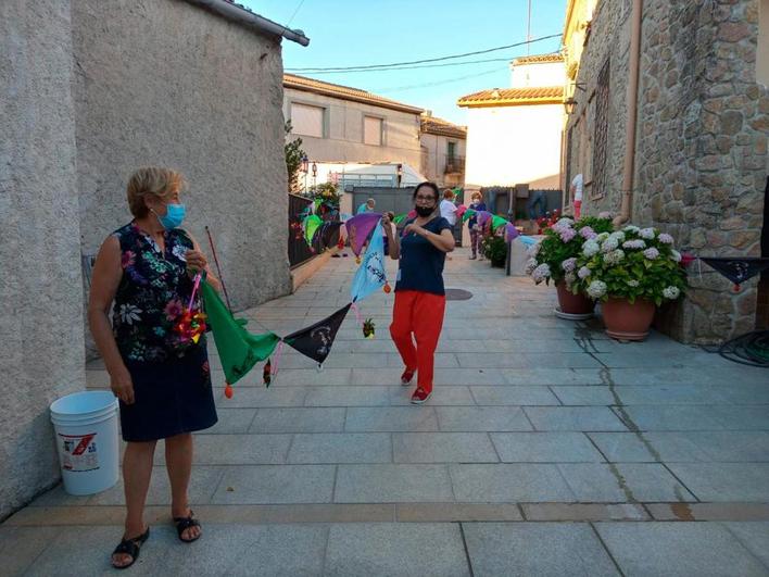 Imágenes de las vecinas preparando los adornos para estas ‘fiestas’.