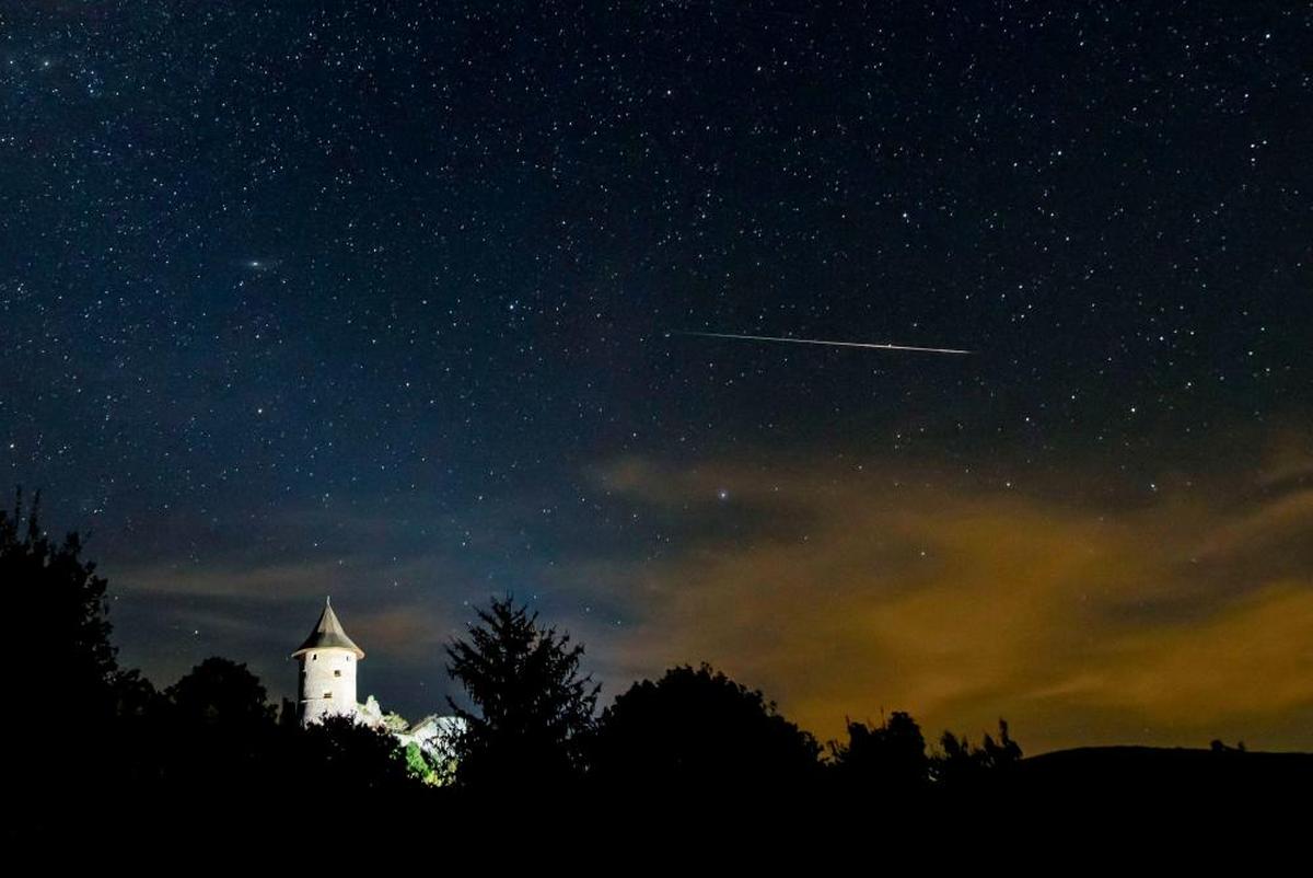 El lugar de observación puede ser cualquiera con tal de que proporcione una obscuridad casi absoluta en el cielo.