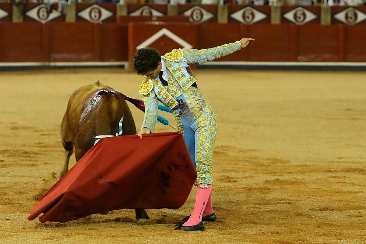 Pase de pecho de Valetín Hoyos.