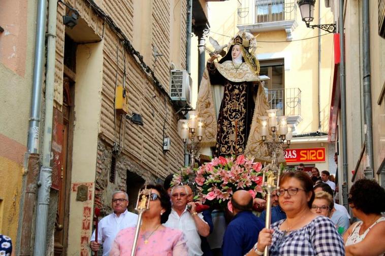 La imagen de Santa Teresa en una de sus últimas procesiones en Alba.