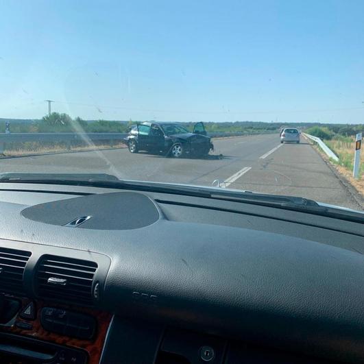 El turismo accidentado, en mitad de la calzada.