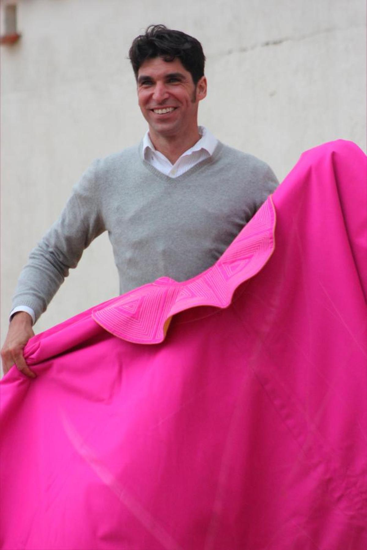 Cayetano en la plaza de tientas de la finca de La Moscosa, de Antonio Palla, antes de comenzar el tentadero.