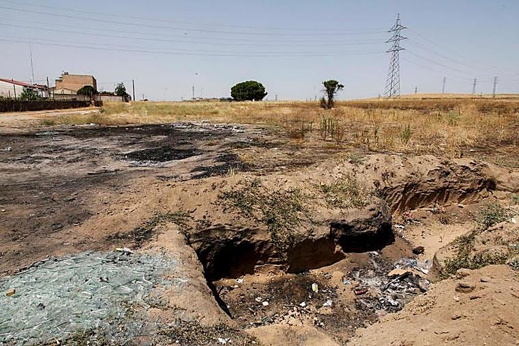 Restos de incendios de electrodomésticos, neumáticos y colchones junto a la calle Sierra de Quilama.
