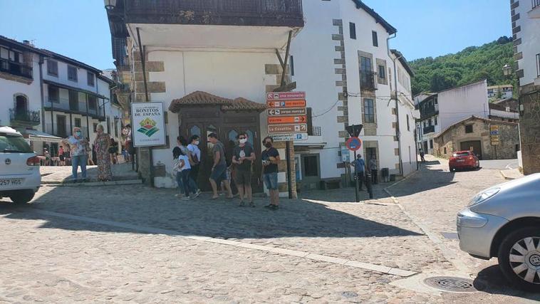 Imagen de turistas paseando por las calles de Candelario