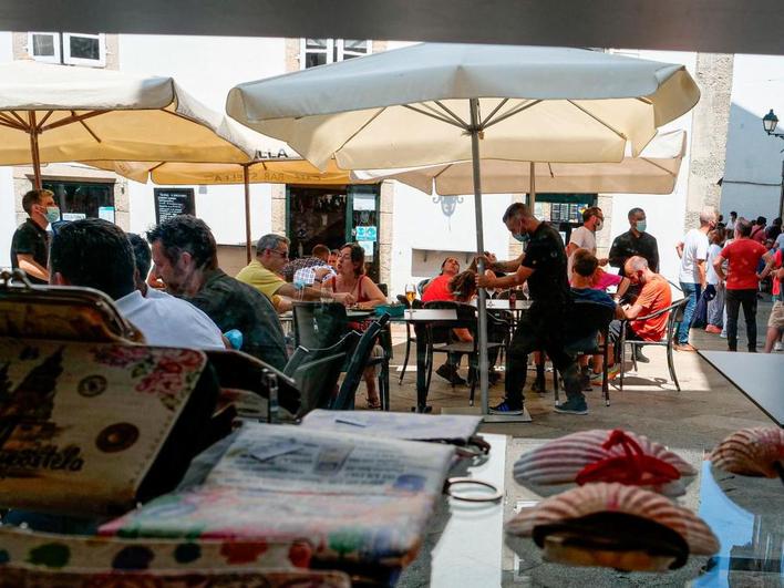 Varias personas en la terraza de un restaurante en Santiago de Compostela.