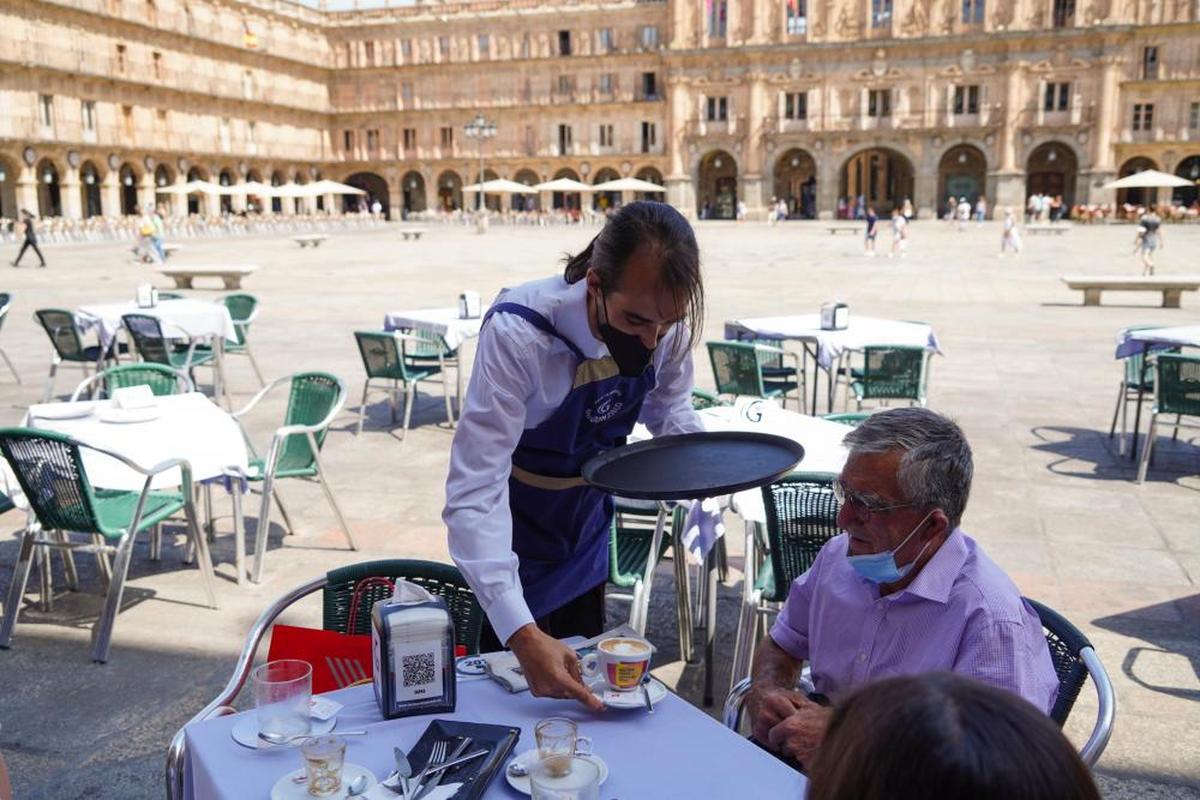 Álvaro García, camarero en la Plaza Mayor.