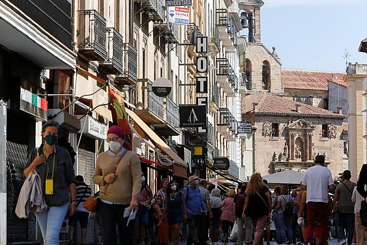 Decenas de rótulos con los diseños más variopintos en un pequeño tramo de la Rúa.