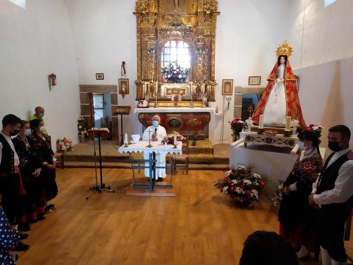 Los quintos, en la ermita, junto a la imagen de la Virgen de Gracia Carrero, patrona de Gallegos.