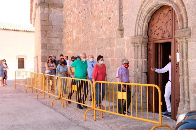 Retransmisión online y baile en la puerta de la iglesia para rendir homenaje a San Roque en Macotera