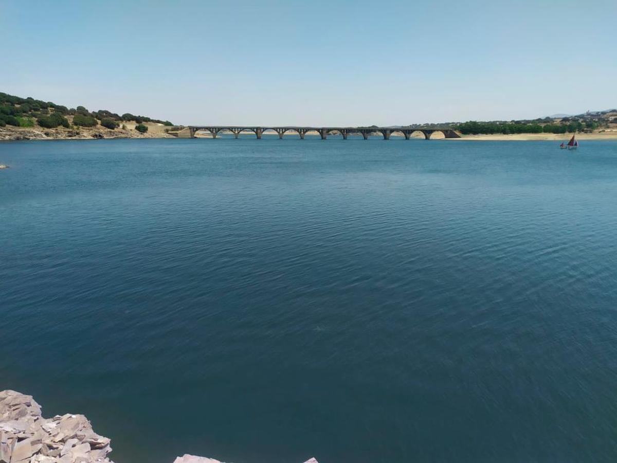 Imagen del embalse de Santa Teresa.