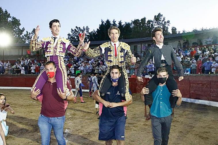El Capea, El Cordobés y Leonardo Hernández, a hombros al final del festejo.